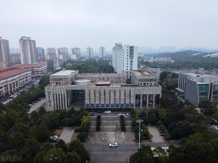 痛心!与父亲微信对骂00后小伙捅死父亲