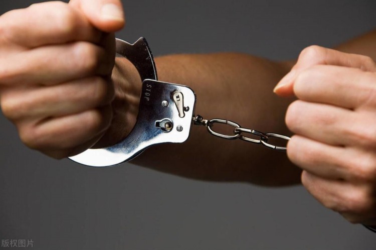 痛心!与父亲微信对骂00后小伙捅死父亲