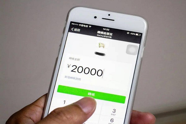 我男朋友也即将是老公，在快手上面主动私聊问人家美女微信?我想知道他心里是怎么想的？